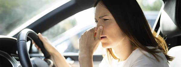 Porque huele a gasolina mi carro