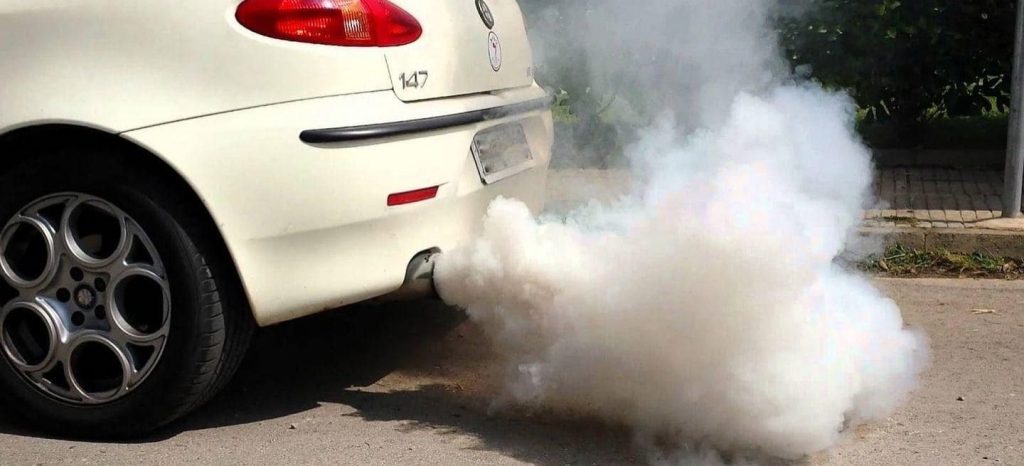 carro con humo blanco